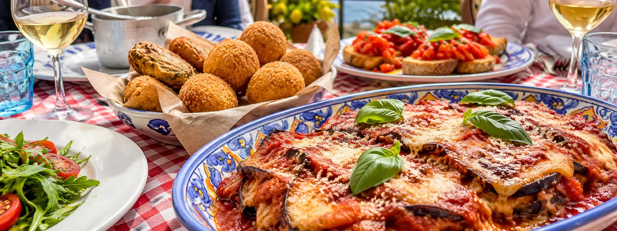 Spécialités campaniennes avec parmigiana di melanzane, bruschette et bouchées frites