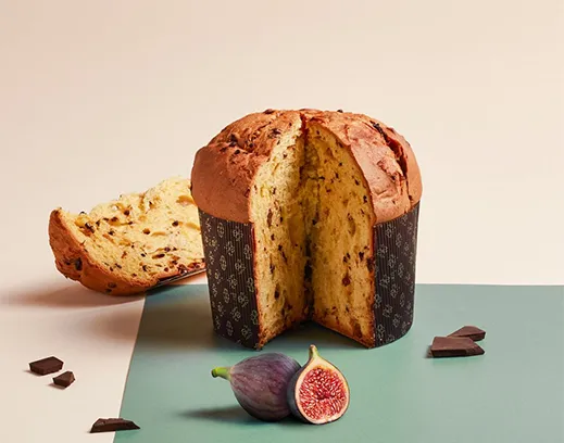 Panettone aufgeschnitten mit Feigen und Schokolade